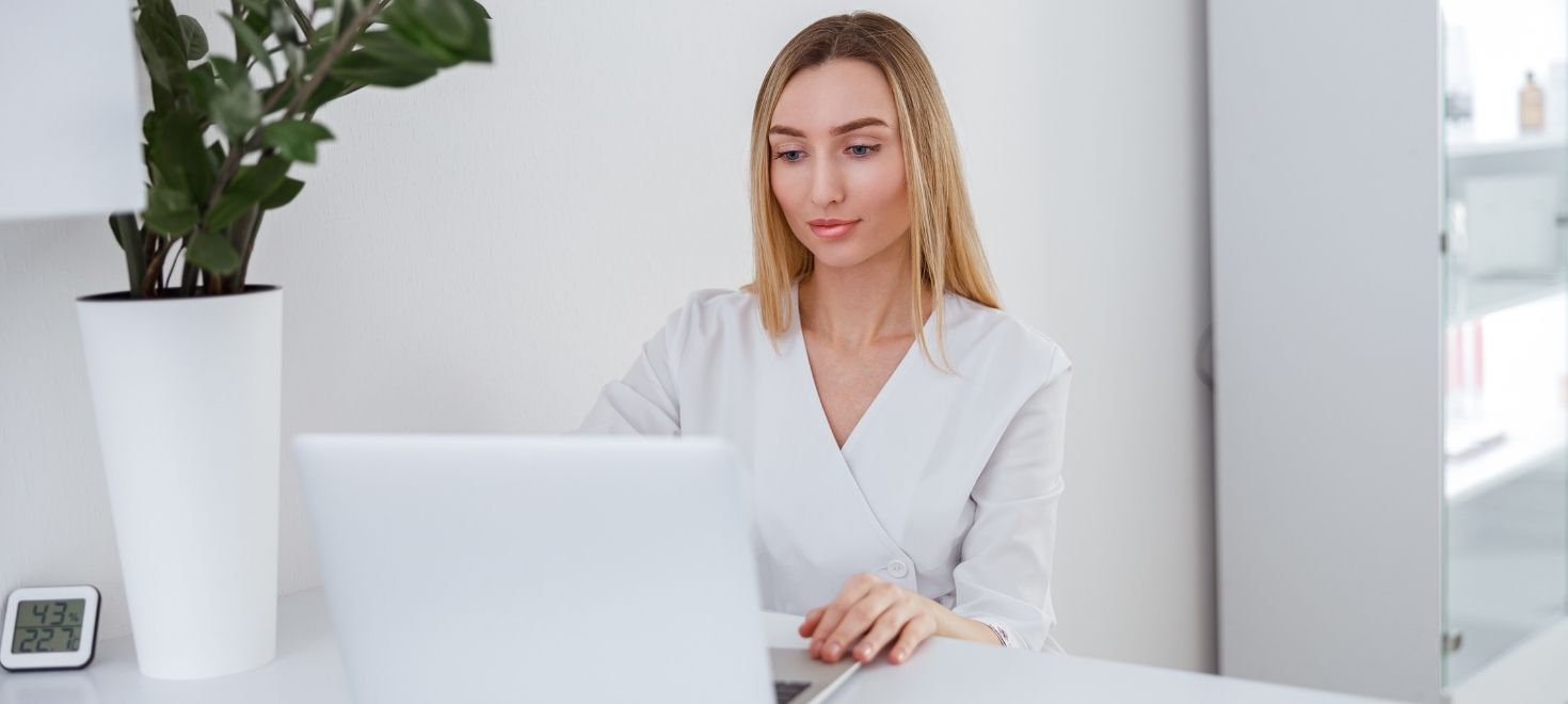 Stylistka rzęs planująca grafik salonu – praca mądrzej, nie ciężej