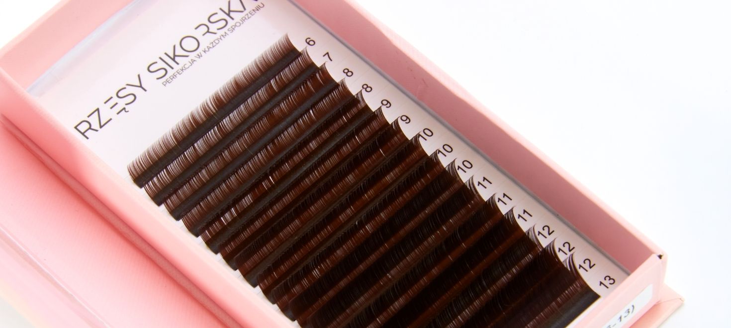 Brązowe gotowe kępki rzęs w odcieniu dark brown dla naturalnego, eleganckiego spojrzenia