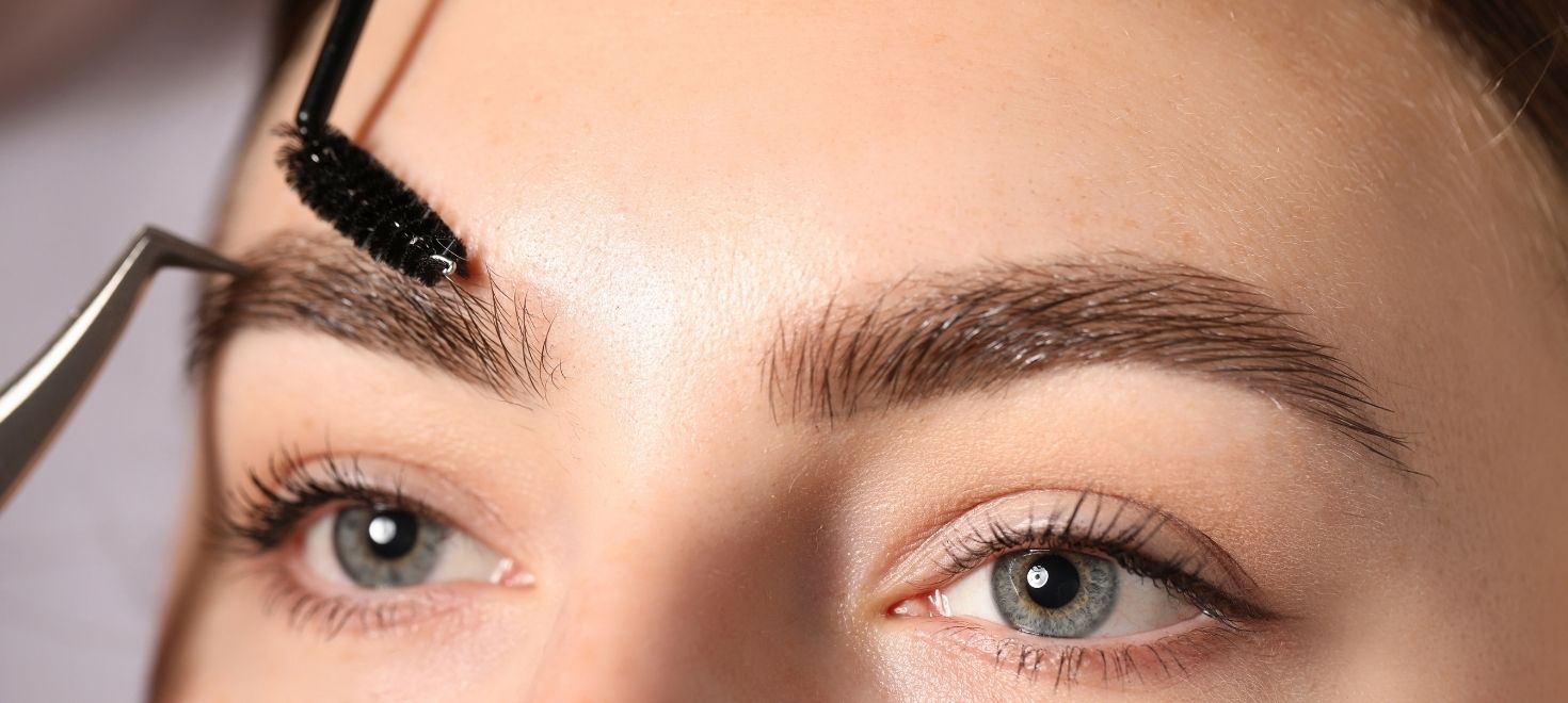 Brwi ułożone pod bezpiecznym kątem 45 stopni dla naturalnego efektu fluffy brows